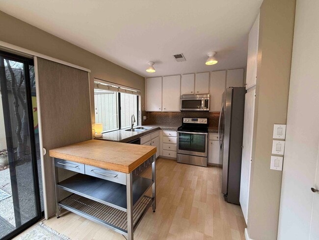 Building Photo - Fabulous Campus Commons 3 Bedroom