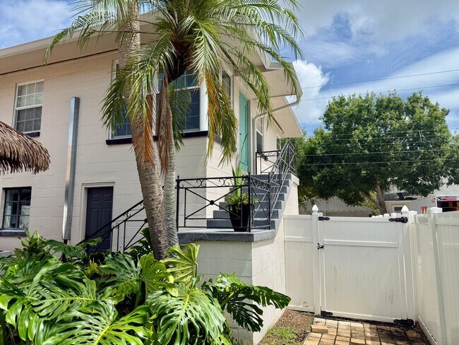 Foto del edificio - Adorable OLD NE garage 1/1 apartment - FUL...
