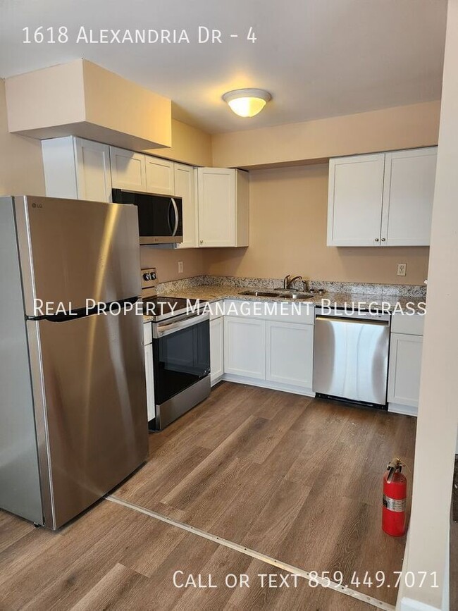 Foto del edificio - Convenient 2 Bedroom Townhome with Garage