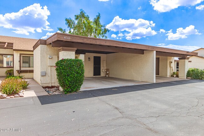 Foto del edificio - 4561 W McLellan Rd
