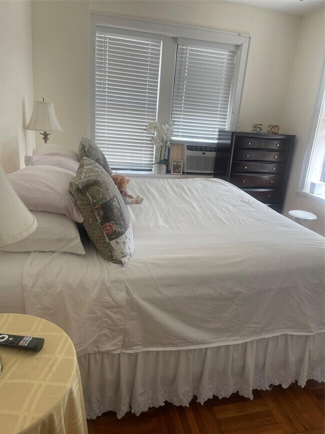 Foto del edificio - 9752-9775 75th St