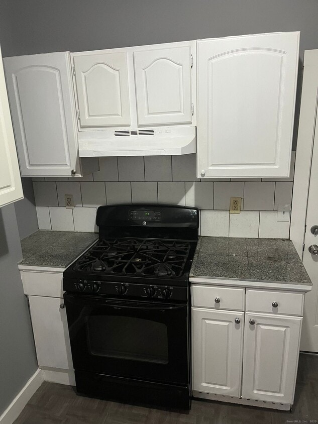 Primary Photo - 402 Bond St