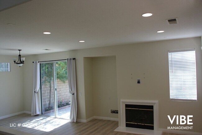 Foto del edificio - Beautifully updated Verdigris 3 bedroom Single Family Home with Sunset Views!