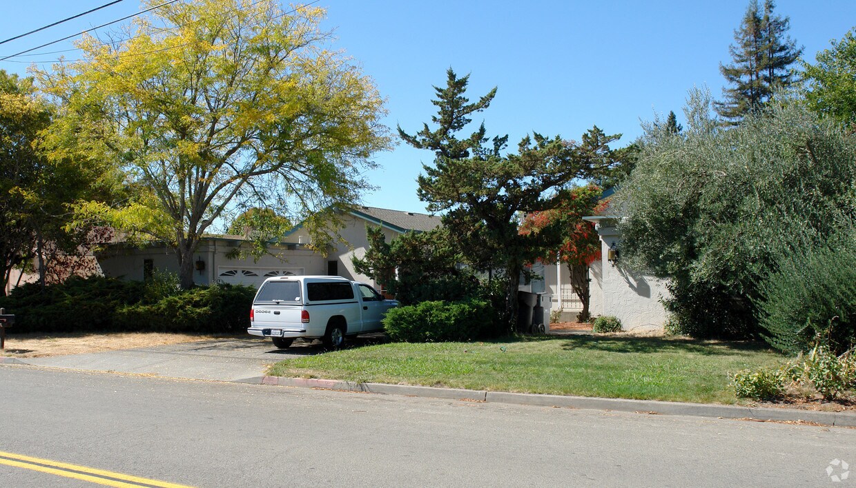 Foto del edificio - 77 Ursuline Rd