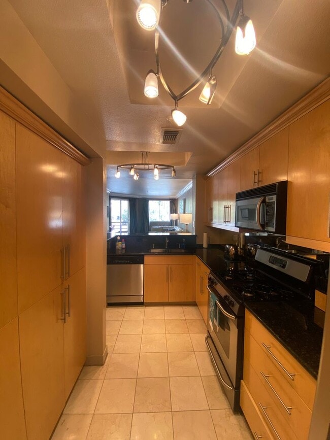 Foto del edificio - Fully furnished 2 bedroom unit in 24/7 guard gated community