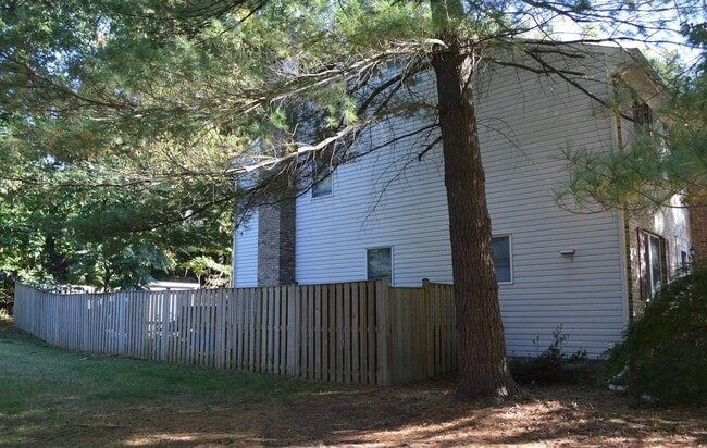 Side view - 17129 Briardale Rd