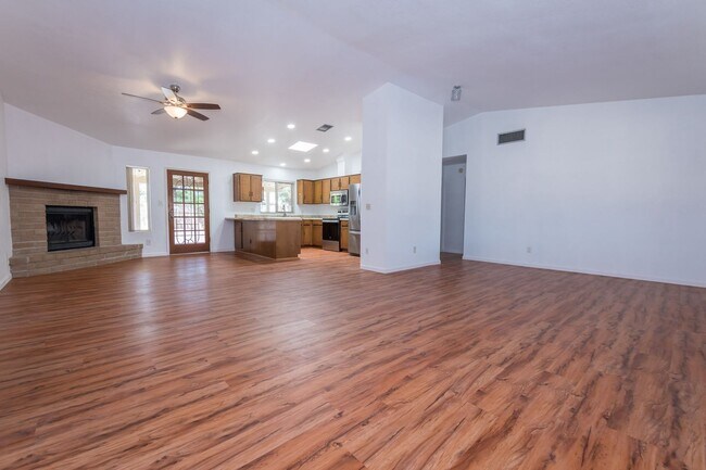 Building Photo - Charming Cul De Sac Home w/ 3 Bedroom, 2 Bath, Central A/C, Large  2 Car Garage, & RV Hook-Ups