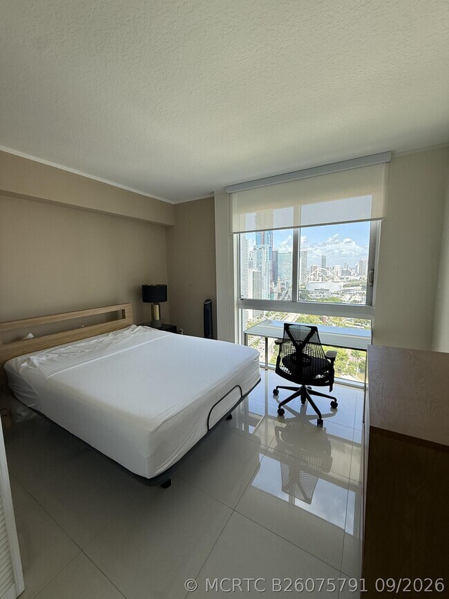 Foto del edificio - 325 S Biscayne Blvd