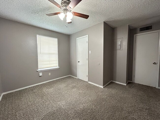 Foto del edificio - Spacious 4-bedroom House Could Be Your New...