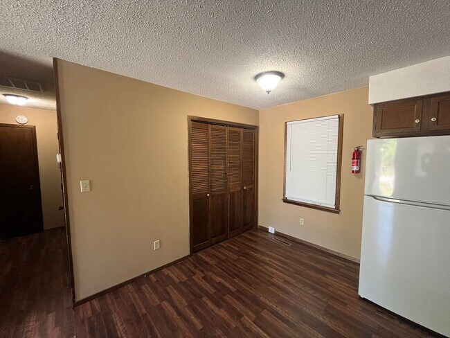 Building Photo - 707-711 S Broadway Ave