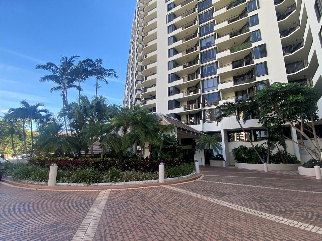 Primary Photo - 520 Brickell Key Dr