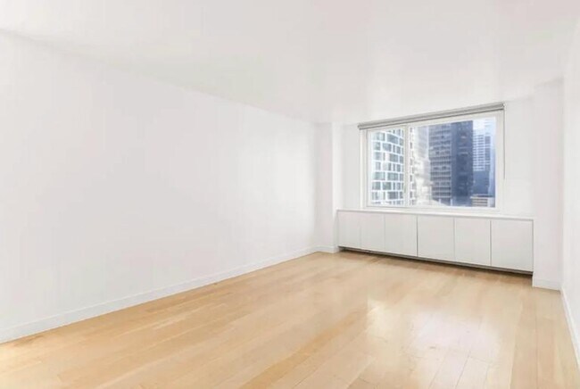 Foto del edificio - 3 bedroom in NEW YORK NY 10019