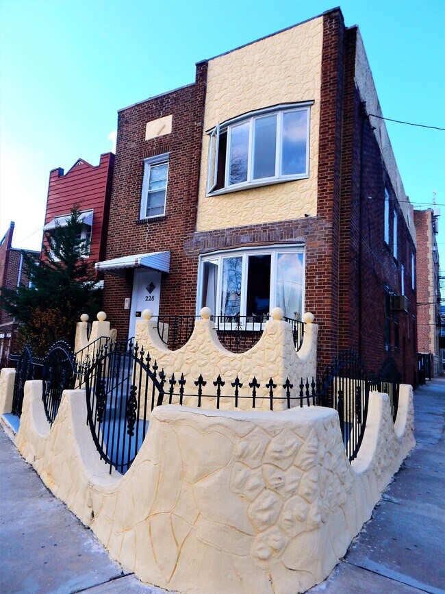 Building Photo - 228 Hutton St