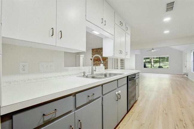 Building Photo - 305 Cedarbrook Ct