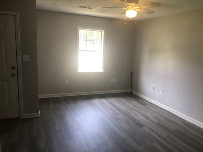 Foto del edificio - 468a Mobile St