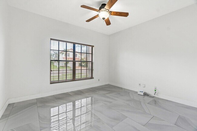 Foto del edificio - 7589 Colony Lake Dr