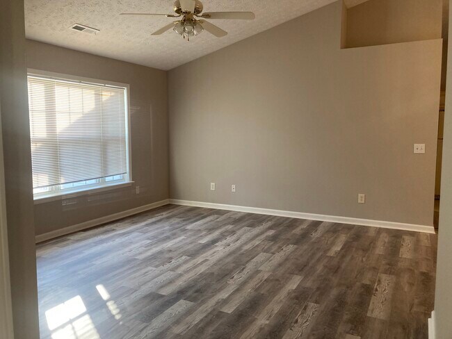 Living room - 2033 Hawksmoor Dr