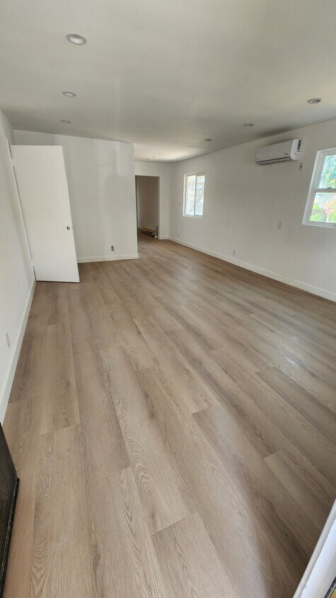 Foto principal - 10357 Scoville Ave