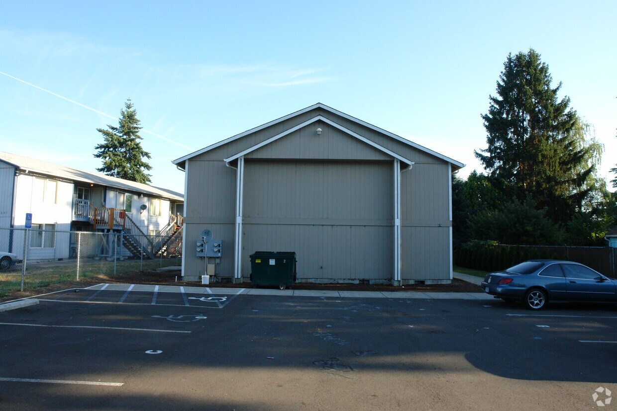 Building Photo - 879 Plymouth Dr NE