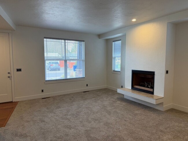 Building Photo - Beautiful 3 bedroom 2.5 bathroom house in a great neighborhood!