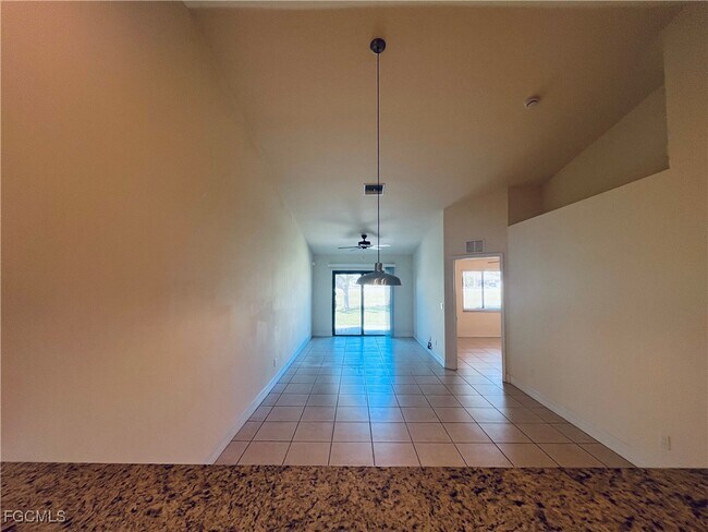 Foto del edificio - 3022 SE Santa Barbara Pl