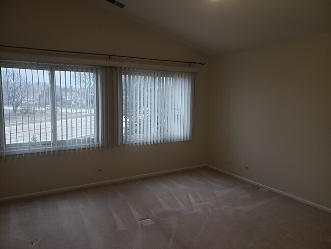 Building Photo - 1068 Pine Tree Circle North
