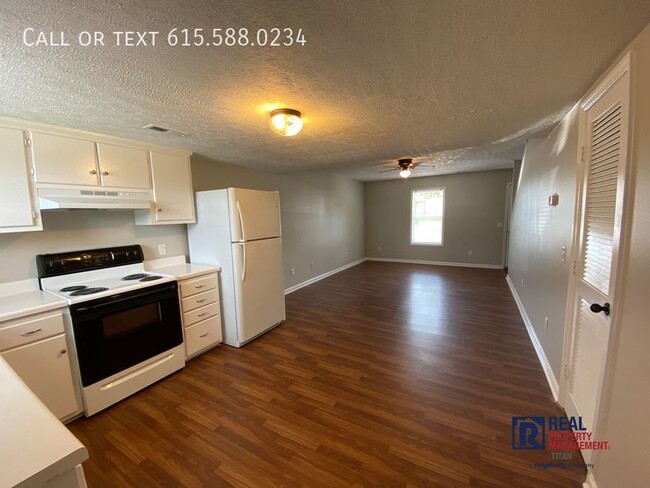 Building Photo - End Unit Conveniently Located 2BR/1.5BA Ap...