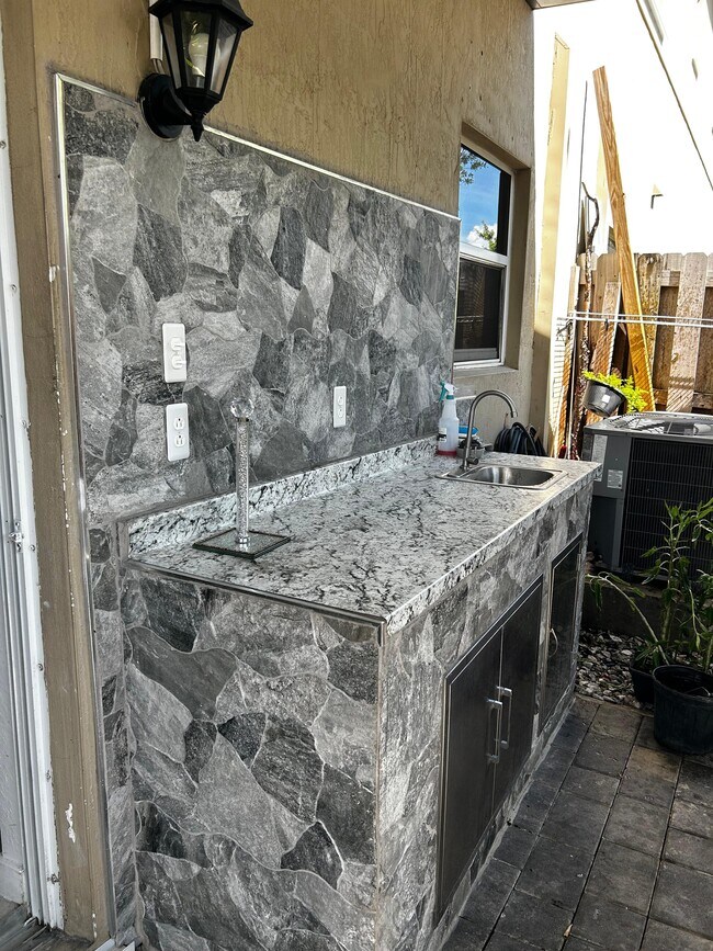 Foto del edificio - 489 NE 5th Pl