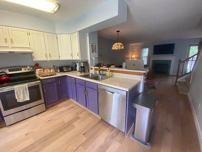 Building Photo - Cozy 2B/2B Remodeled Town Home Just Minute...