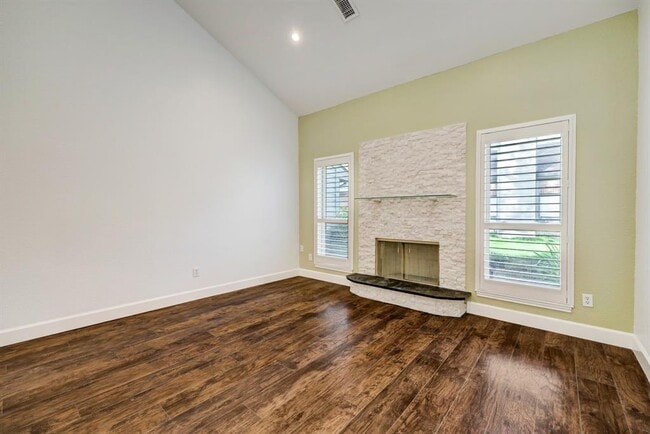 Building Photo - 902 Memorial Village Dr