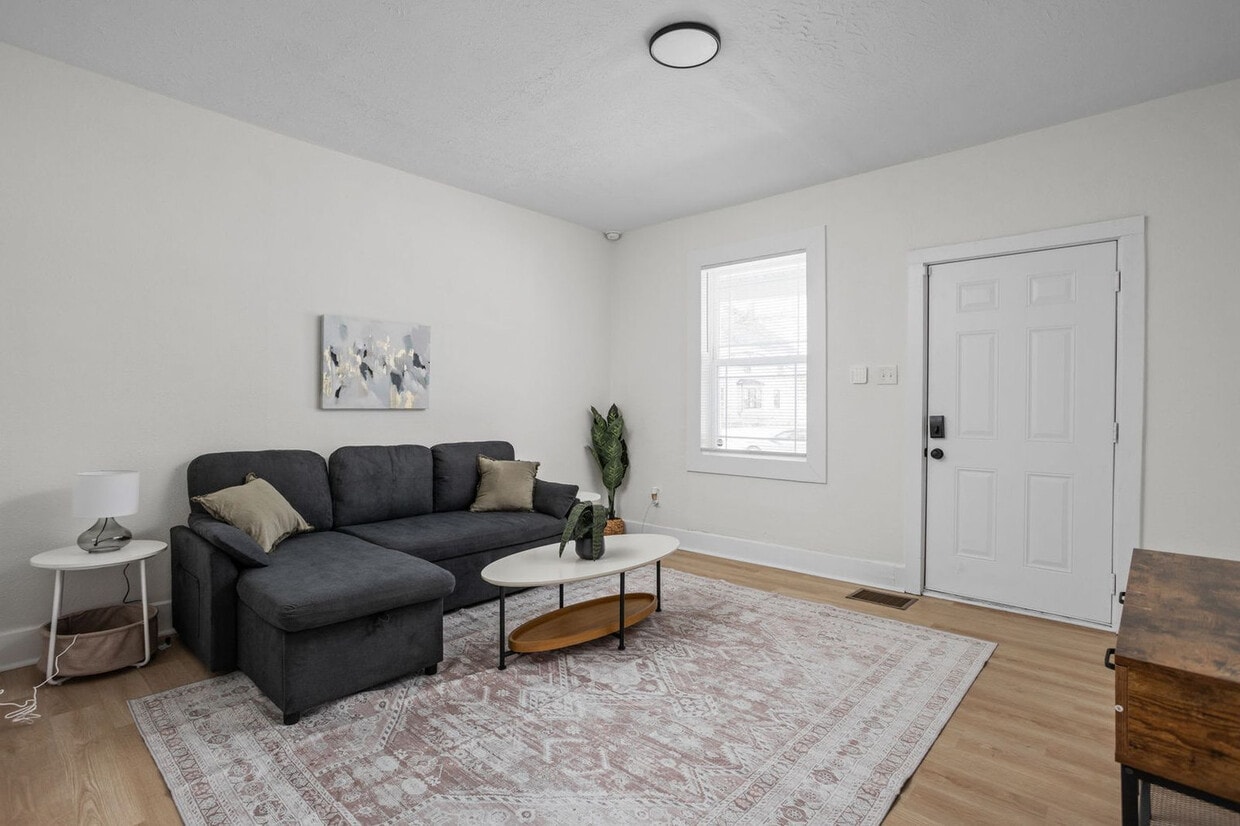 Primary Photo - 211 N Addison St