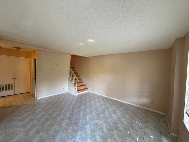 Building Photo - 2 bed/ 1.5 bath