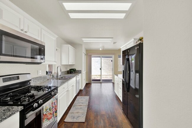 Foto del edificio - Two Story Home