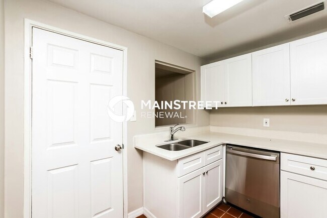 Building Photo - 3 Bedroom Pet-Friendly Home in Orlando, FL with Main Street Renewal