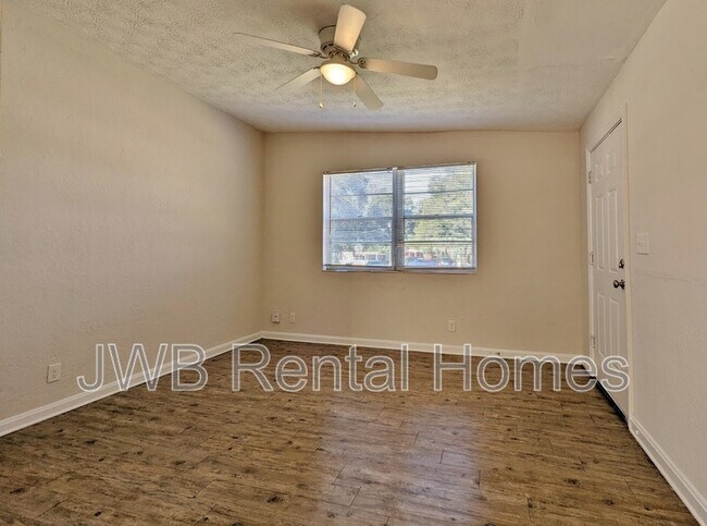 Building Photo - 6741 Restlawn Dr