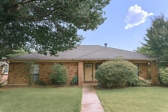 Building Photo - 1520 Mayflower Dr