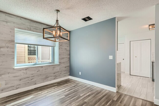 Foto del edificio - 587 Portland Cir