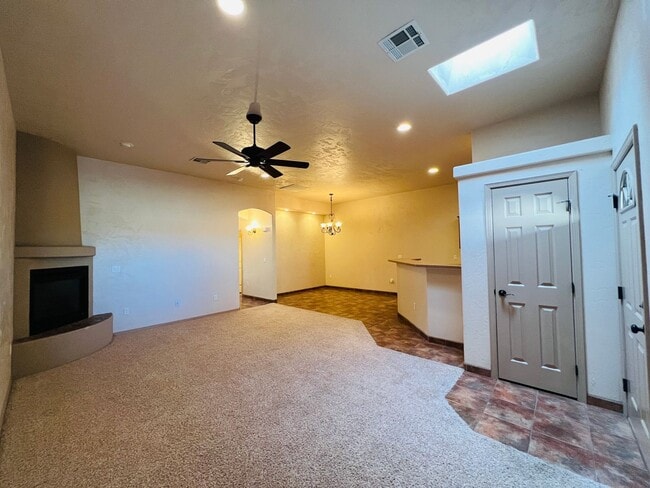 Building Photo - Beautiful & unique 4 bed 2 bath 2 story home!