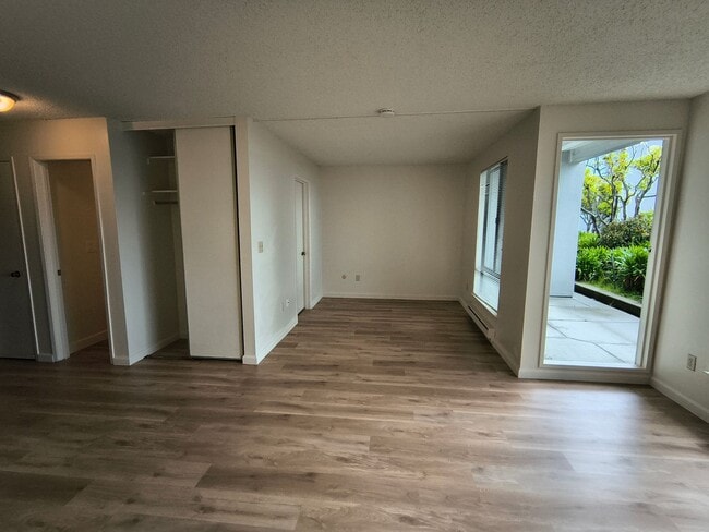 Building Photo - NEWLY UPDATED!! Studio for Rent at the Watergate Apartments in Emeryville!