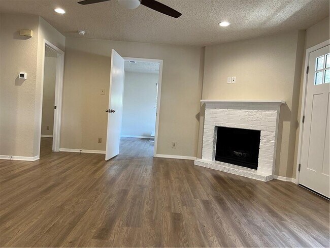 Building Photo - 503 Algerita Dr