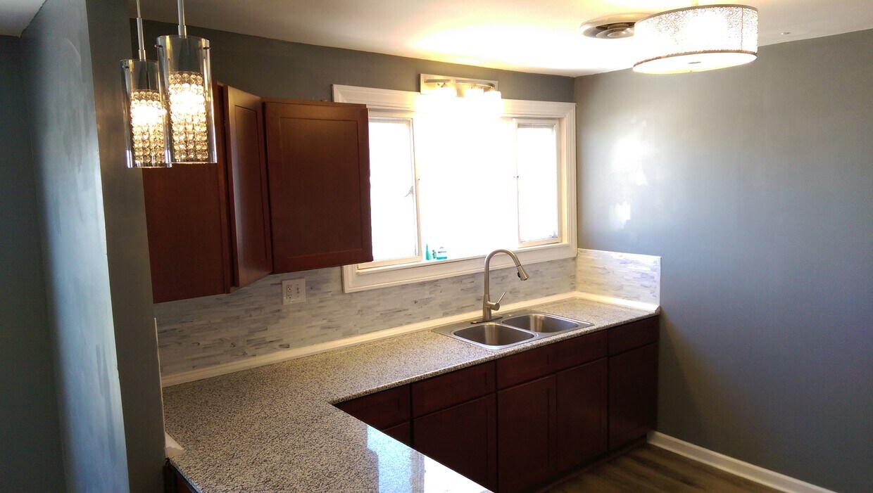 Foto principal - 203 W Delavan Ave