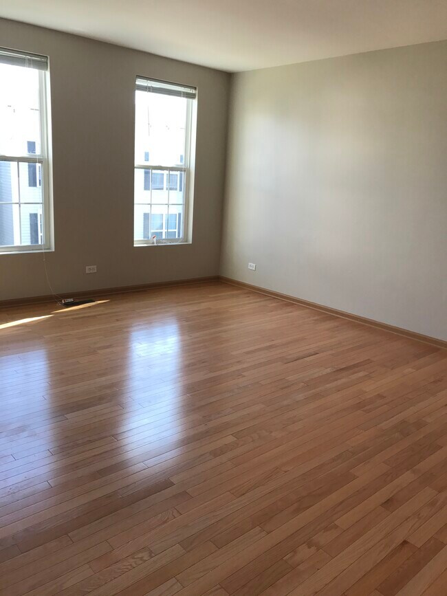 Building Photo - 618 Four Seasons Blvd