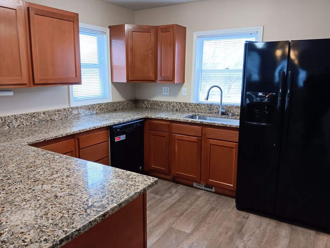 Foto principal - 3 Bedroom Home with Detached Garage