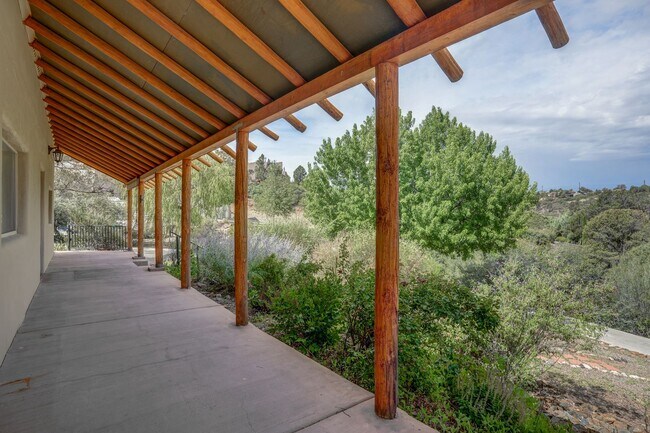 Building Photo - 2 Bedroom plus Office in Main House & Stud...