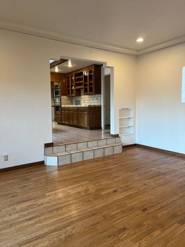 Building Photo - BEAUTIFUL EAST SAC STUNNER!