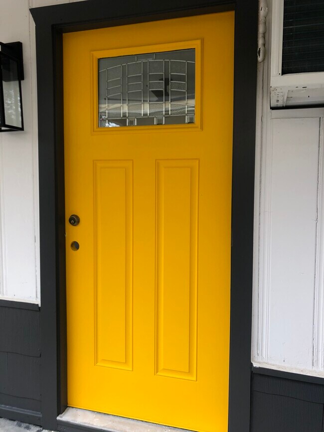Main Entry - 522 E Myrtle St