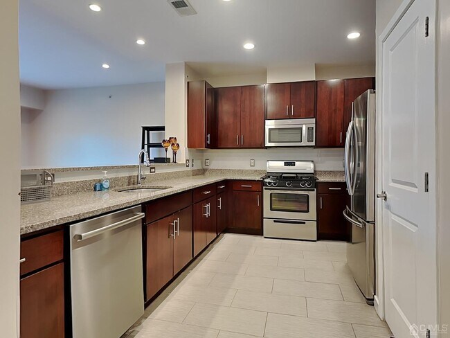 Building Photo - 347 Pond Ln