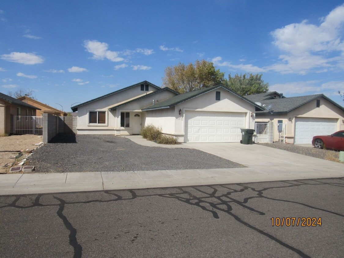 Building Photo - Coming Soon!  Beautifully Updated Home with Screened Porch Retreat