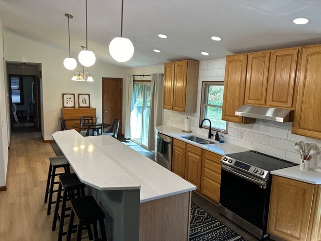 Building Photo - 6166 River Bluff Dr