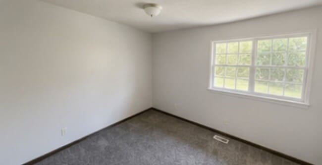 Building Photo - 2611 Eastview Dr